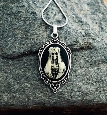 Collar colgante camafeo envejecido de Santa Muerte, cadena de plata de ley Foto 1 de 4
