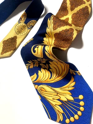 GIANNI VERSACE VINTAGE AÑOS 90 CORBATA FLORAL BARROCA SUN BURST CRESTA AZUL I... - Imagen 1 de 4