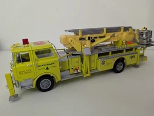 1/50 Corgi Fire Series Diecast Custom Metro Dade MIA Mack CF Aerial 4 Ladder - Picture 1 of 11