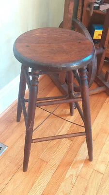 Antiguo taburete Heywood-Wakefield de roble macizo de mediados de siglo con patas torneadas Foto 1 de 4