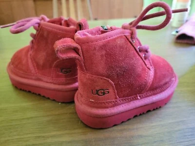 Botas al tobillo UGG Neumel II rojas de gamuza con cordones forradas de oveja unisex niños talla 6 Foto 1 de 4