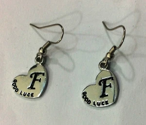 COPPIA DI ORECCHINI CON GANCETTO CIONDOLO LETTERA F PAIR EARRINGS CHARM LETTER F - Picture 1 of 1