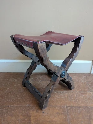 Винтажный кожаный складной табурет с заклепками из темного дерева ручной работы с красным верхом - Изображение 1 из 4