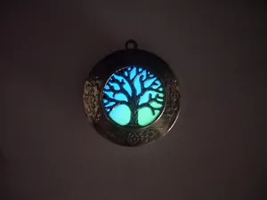 GLOW IN THE DARK Tree of Life Blue & Green Round Photo Locket Vintage Steampunk - Imagen 1 de 2