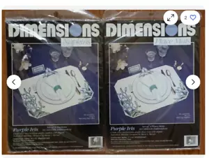 Tappetini vintage dimensioni rare taglio viola iris 4 tovaglioli e 4 posti ricamati '92. Kit - Foto 1 di 7