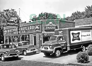 1955 GMC LKWs vor Autohaus 8x10 Foto - Bild 1 von 1