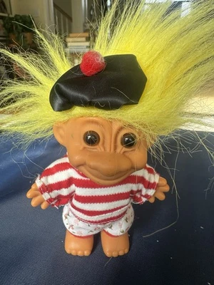 "Muñeca troll parisina Russ vintage de 4"" pelo amarillo con atuendo y boina" Foto 1 de 3