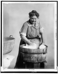 Foto 8" x 10" 1905 Donna che fa il bucato in vasca di legno. sfregamento - Foto 1 di 1