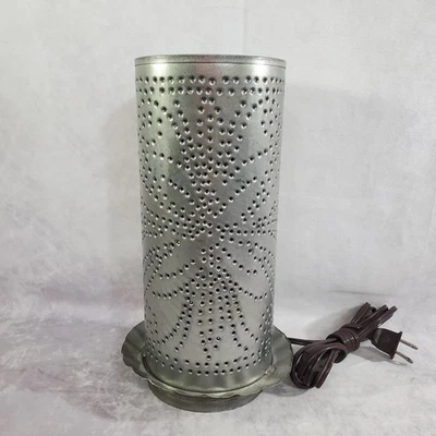 Lámpara linterna de hojalata perforada vintage luz de campo primitiva Foto 1 de 4