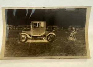 Antigua película fotográfica vintage negativa coche tirando de un hombre en un arado efímero - Imagen 1 de 1