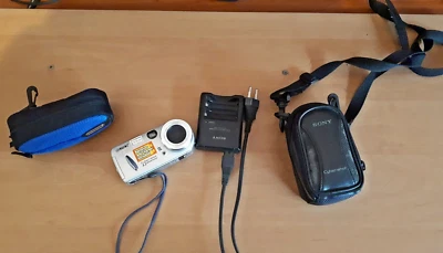 Sony DSC-P52 Cyber-Shot 3.2MP Digital Camera - Image 1 of 4