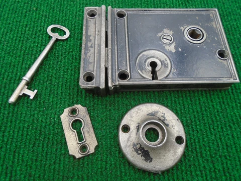 ONE COMPLETE CIRCA 1880 HORIZONTAL RIM LOCK  w/KEY, KEEPER & ESCUTCHEONS (18710) Cover