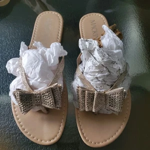 MACKIN J Flip Flops Gold Bow Flat Sandals Women's 11 Studded Bow - Afbeelding 1 van 12