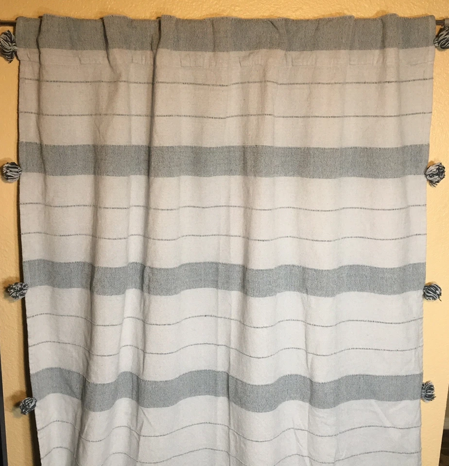 Занавеска Anthropologie одна панель светло-голубые кисточки скрытые вкладки 50 x 96 дюймов - Изображение 1 из 4