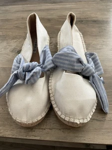 Torrid Espadrille elfenbeinfarbene Canvas-Flats mit blau gestreiften Schleifendetail 10,5 NEU - Bild 1 von 8