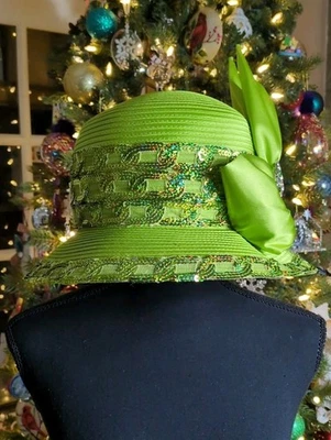 Sombrero de iglesia vintage Whittall & Shon verde apio, detalle de lentejuelas y lazo  Foto 1 de 4