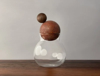 Tarro de vidrio esfera decorativa con tapa de bola de travertino y mango de bola de madera de nogal Foto 1 de 3