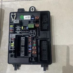 2013 CADILLAC ATS SEDAN 2.0L L4 GASOLINE REAR FUSE RELAY JUNCTION BOX BLOCK OEM - Bild 1 von 1