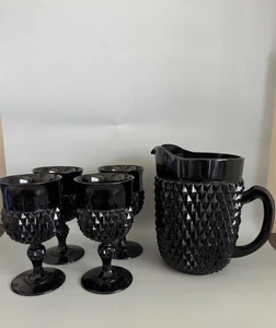 Brocca e set quattro bicchieri vintage Hobnail in vetro nero ottime condizioni - Foto 1 di 10