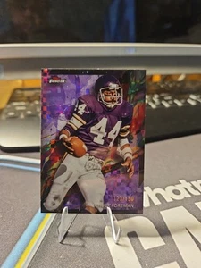 2024 Topps Finest Chuck Foreman Viola Xfractor 123/150 - Foto 1 di 5
