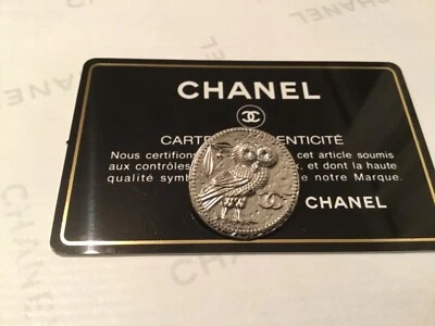 Chanel Knopf Eule mit Glasaugen, mit CC Logo, aus  Metall,  Durchmesser ca. 24mm - Bild 1 von 4