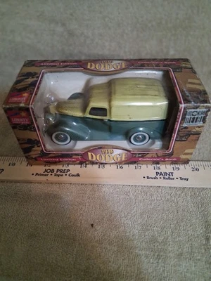Camión Dodge 1936 - alcancía de monedas, juguete de coleccionista de metal fundido a presión, escala 1:25 Foto 1 de 4