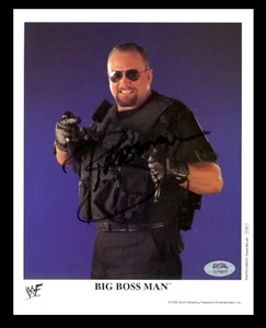 FOTO PROMOCIONAL ORIGINAL FIRMADA 8X10 WWE BIG BOSS MAN P-507 CON CERTIFICADO DE AUTENTICIDAD PSA DE 1999 - Imagen 1 de 3
