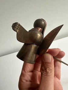 Apagador de velas de latón antiguo Angel Mid Century - Imagen 1 de 6