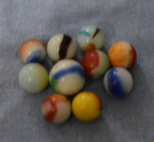 Vintage Lot of 10 White Milk Glass Multi-Color Swirl Marbles 16 mm - .6 in. C132 - Foto 1 di 3