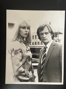 JOANNA LUMLEY - ACTRIZ DE ZAFIRO Y ACERO - EXCELENTE FOTOGRAFÍA FIRMADA - Imagen 1 de 1