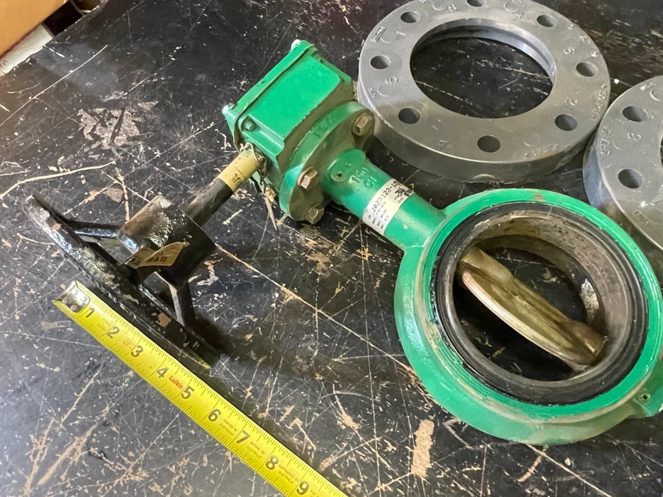 Dynatorque DT1 Valve Acuator + Demco 4" Butterfly Valve - Image 1 of 4