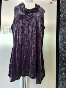 TS M 18 plus black embossed crushed velvet velour hanky hem tunic top - Picture 1 of 10