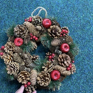 Christmas Hanging Wreath Festive Pine Cone Display Red Berries 32cm - Picture 1 of 6