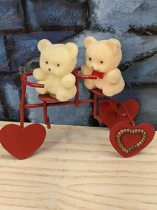 Oso de peluche Russ de colección miniatura flocada en bicicleta corazón de metal rojo años 80 San Valentín - Imagen 1 de 9