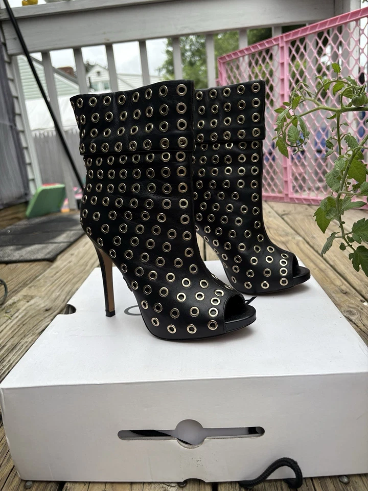 Zapatos de tacón Aldo negros de cuero/dorado de 4,5" con puntera abierta. Foto 1 de 1