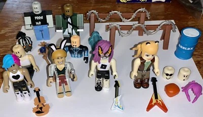 Lote de 25+ artículos de Roblox: figuras de chico, punk rockers, instrumentos de construcción, etc. Foto 1 de 4