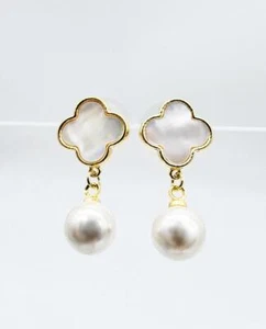 GORGEOUS Dainty Petite 18kt Gold Plated Mother Pearl Shell Flower Post Earrings - Picture 1 of 2