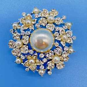 Kramer Signed Brooch Round Snowflake Silver-Tone Faux Pearl & Rhinestones VTG - Picture 1 of 5