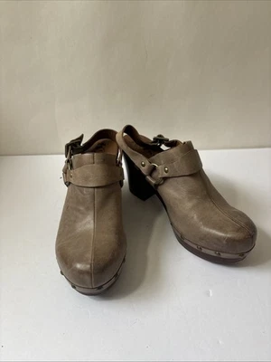 Zueco Korks Korks Fácil Cuero Taupe Hebilla Mula Tacón de Madera Talla 10 Foto 1 de 4