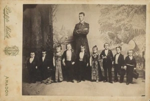 Kabinettfoto Arad Rumänien, Die Liliputaner von Aradon - 10450454 - Imagen 1 de 2