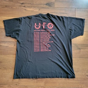 Maglietta UFO Band 2004 UFO Tour Date Concerto Hard Rock Merch 2XL 5A - Foto 1 di 4