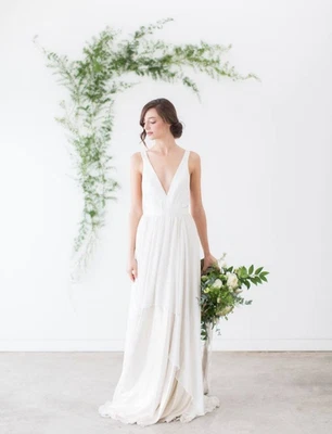 Truvelle Brianna V-Neck Wedding Dress Size 6 Chiffon Backless Ivory/Champagne - Image 1 of 4