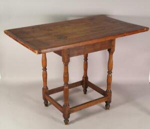 RARE 18TH C WILLIAM AND MARY STRETCHER BASE TAVERN TABLE ORIGINAL TOP AND FEET