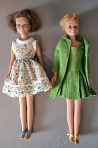 2 Skipper Puppen mit geradem Bein 60er Jahre 1 trägt grüne Stadtzogs Vintage Outfit  - Bild 1 von 7