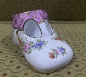 VINTAGE BABY SHOE NANTUCKET FLORAL GOLD GILT HAND PAINTED PORCELAIN TRINKET PINS - Picture 1 of 8