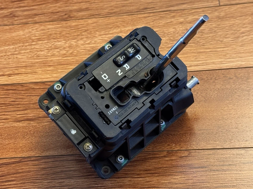 Selector de montaje de palanca de cambios OEM 2000-2002 Mercedes-Benz W210 E320 E430 Foto 1 de 4