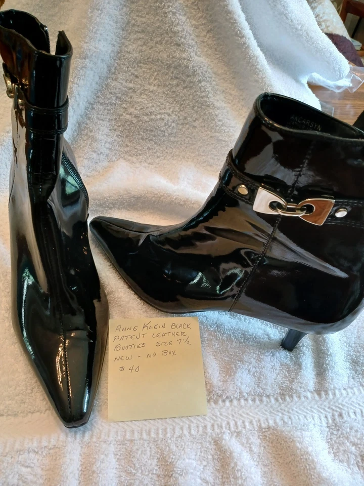 Botas de tacón Anne Klein charol negro. Linda correa plateada con hebilla Foto 1 de 1