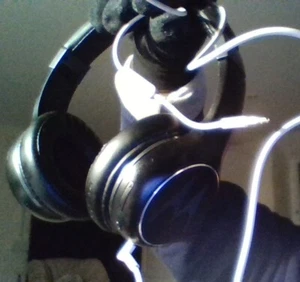 Motorola Wired Headphones with HD Sound WIRELESS NOT WORKING free gift set - Picture 1 of 5