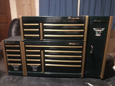 Micro caja de herramientas Snap On edición 75 aniversario. Es verde oscuro con adornos dorados Foto 1 de 4