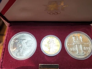 Juego de prueba conmemorativa de 3 monedas de plata olímpica 1984 oro como nuevas $10 con certificado de autenticidad - Imagen 1 de 6